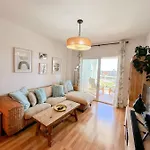 公寓 Bright With Terrace, Pool And