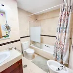 公寓 Bright With Terrace, Pool And
