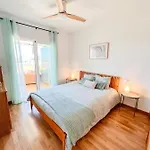 Bright With Terrace, Pool And 公寓